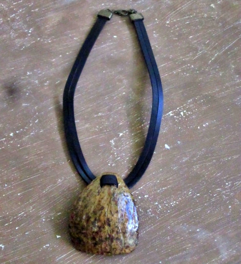 Colar em casca de coco + couro ecológico