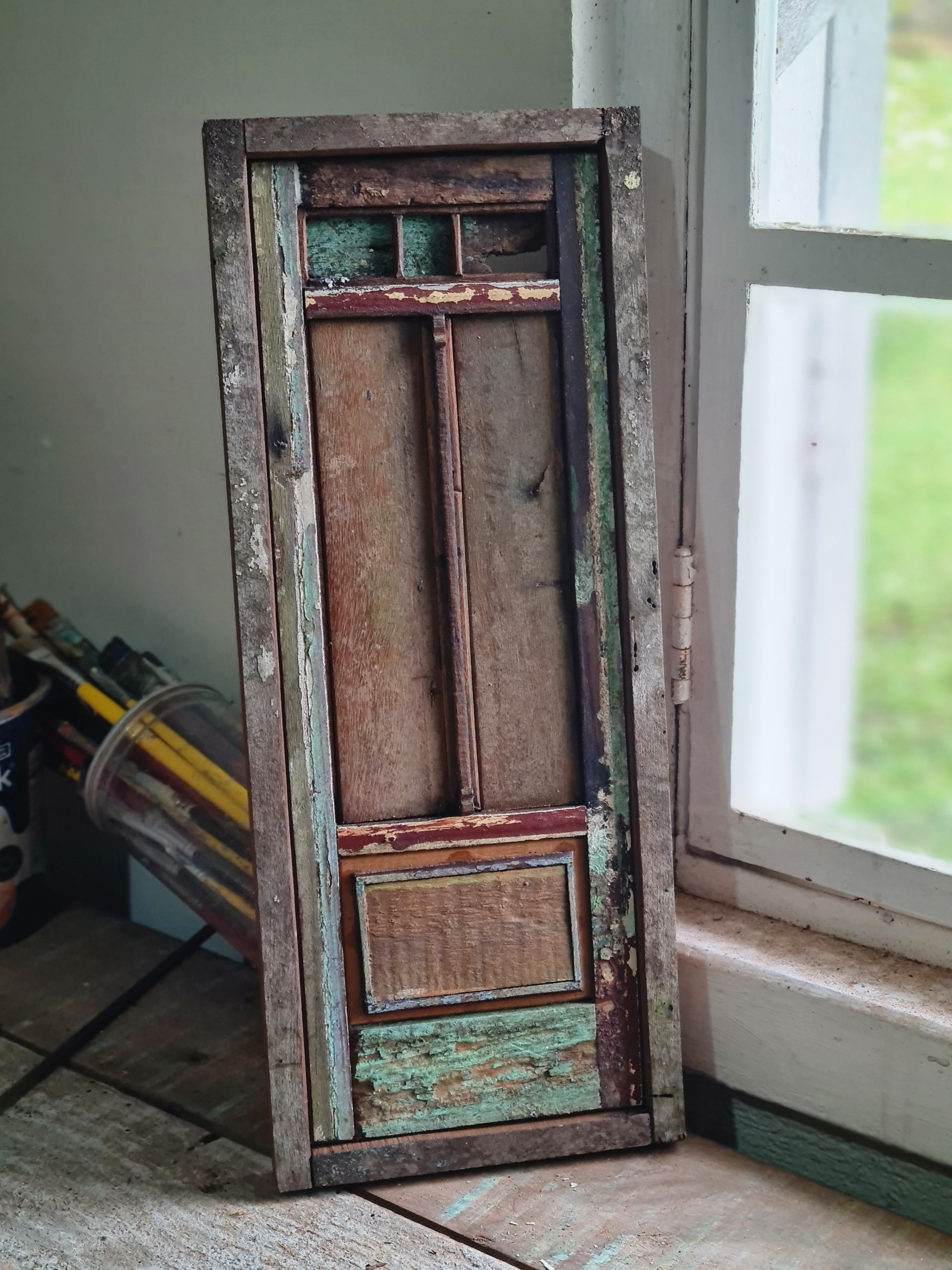 Porta antiga em madeira de demolição em miniatura